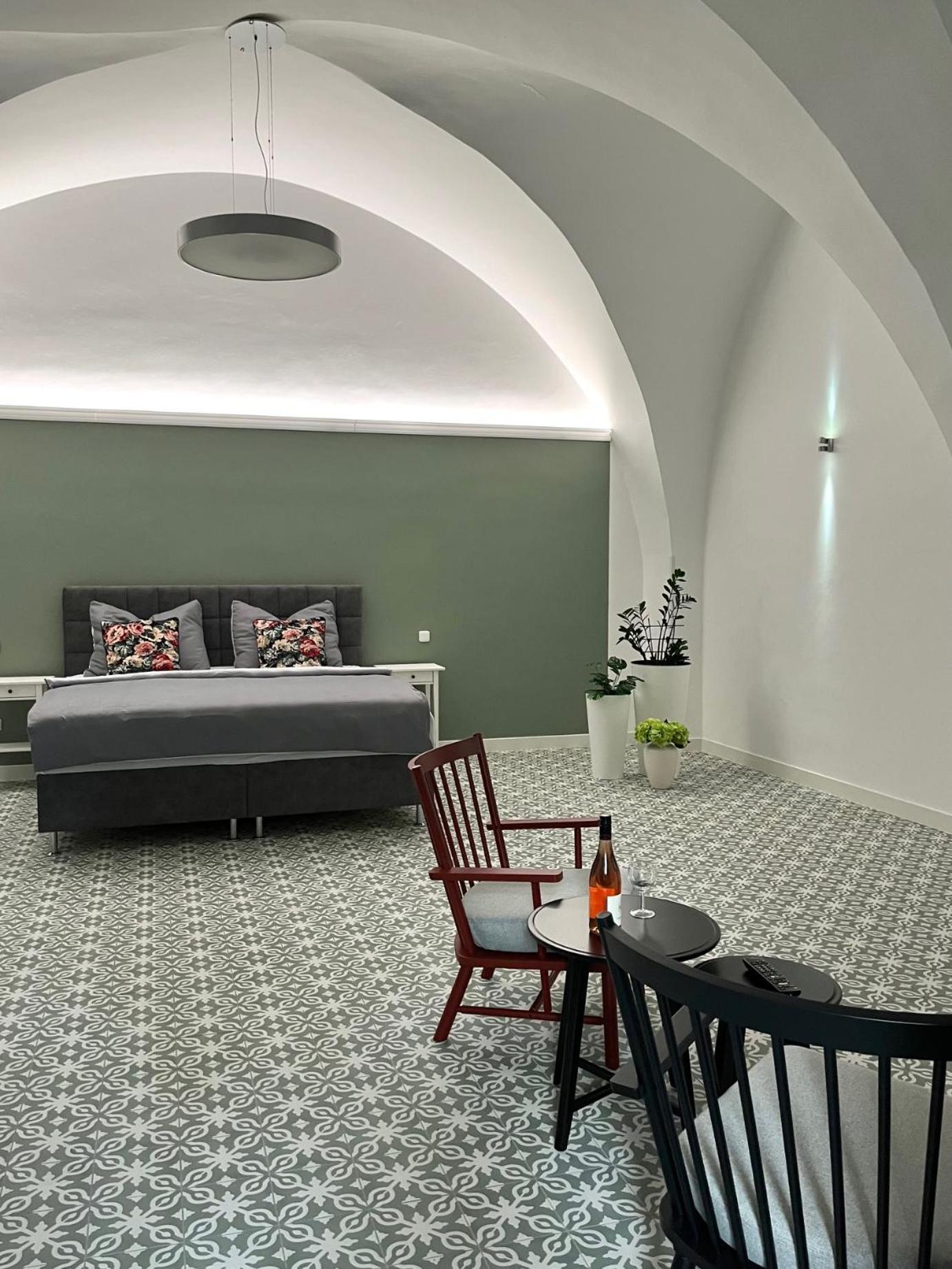 Palac Daun - Studio Apartments Znojmo Exterior photo